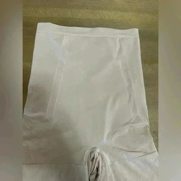 Spanx Oncore High waisted mid thigh short - Picture 3 of 8